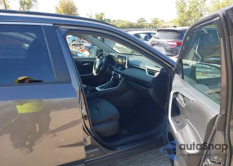 2021 Toyota Rav4 Xle z USA, uszkodzony, nr VIN 2T3P1RFV5MW221775